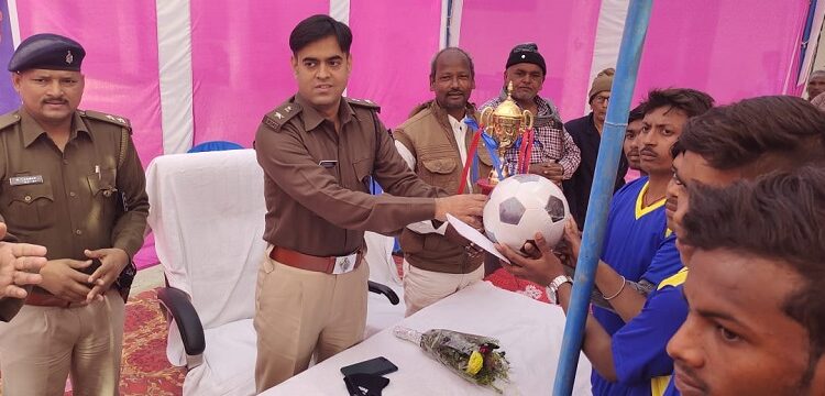 SP Garhwa Anjani kr Jha giving away football to a captain in the community policing ceremony at Chataniya today