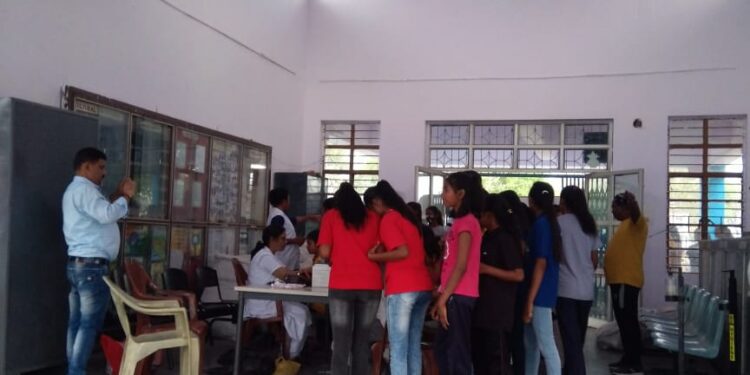 Students of J N Vidyalaya Latehar thronging to get kids vaccination today