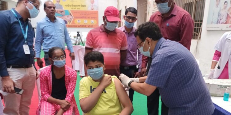 Ranchi CS vaccinating a child