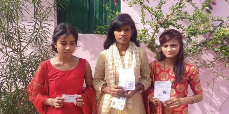 First time voters at Babhandi High School polling booth in Pipra, Palamu today