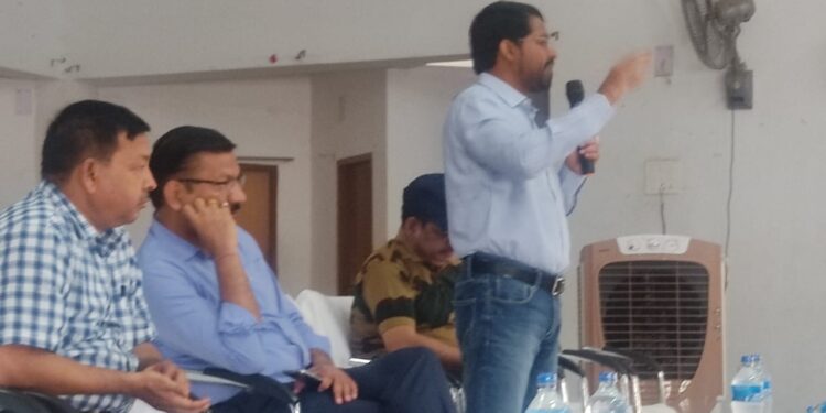 Palamu DC Shashi Ranjan addressing presiding officers in Daltonganj today
