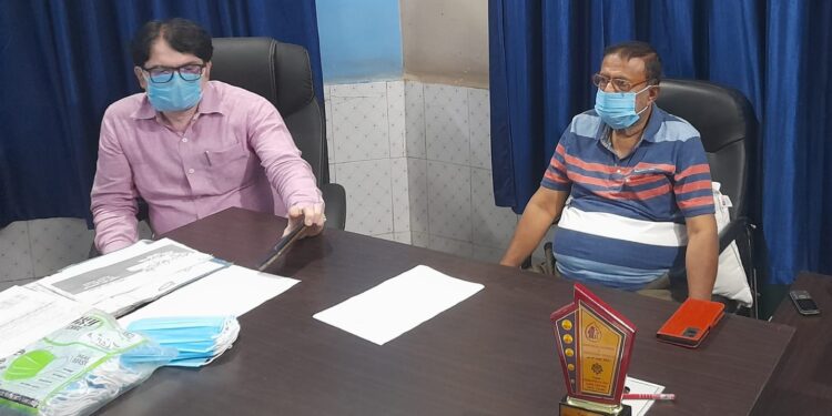 Civil surgeon Dr Anil Kumar (left) briefing press today at MMCH Daltonganj