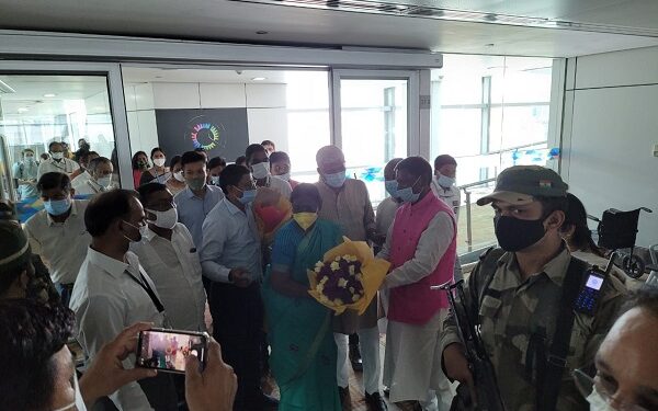 Union Tribal Affairs Minister welcoming NDA Presidential candidate Droupadi Murmu at the Delhi airport on Thursday.