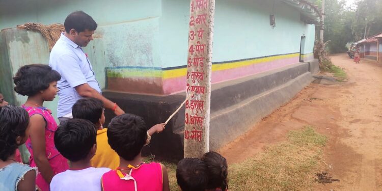 Santhali numerals written on pole in Dumarthar