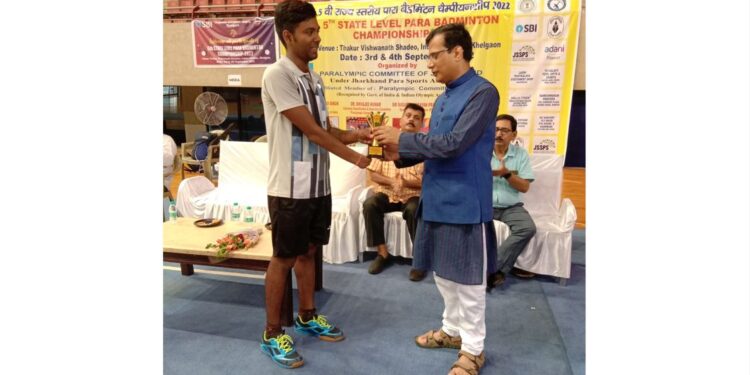 Atul Chandan receives winner's trophy