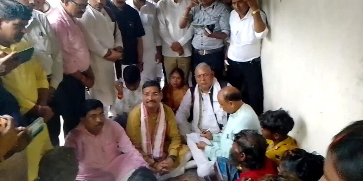 BJP leaders with the victims