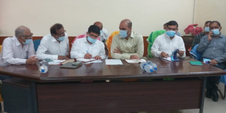 DC holds meeting with the principal, superintendent and other officials at the medical college