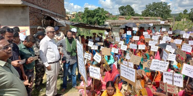 Villgers protest gram sabha of Adani Enterprises. Picture by Vishvendu Jaipuriar