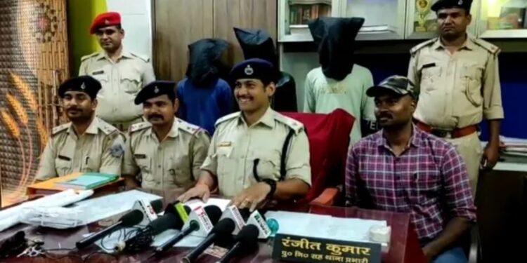 OC, Sidhgora thana, Ranjit Kumar (sitting first from right) with the three of the four arrested persons standing behind at the Sidhgora thana