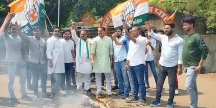 Youth Congress activists burning PM, Narendra Modi's effigy near BJP office at Sakchi