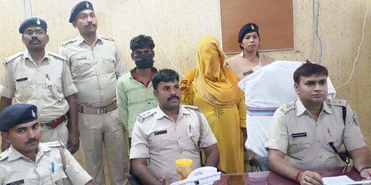 Arrested drug peddlers including a woman in Hazaribag on Tuesday. Picture by Vishvendu Jaipuriar