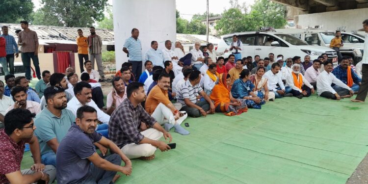 Political parties social organizations and local traders staged a sit in outside the police station after giving a bandh call in Nepanagar on April 8 (Photo Mohammad Asif Siddiqui 101Reporters)