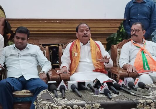 BJP national vice president and former chief minister Raghubar Das flanked by Vijayanand Pathak (right, district BJP president ) and BJP MLA Alok Chourasia (left) at the press conference in Daltonganj today.