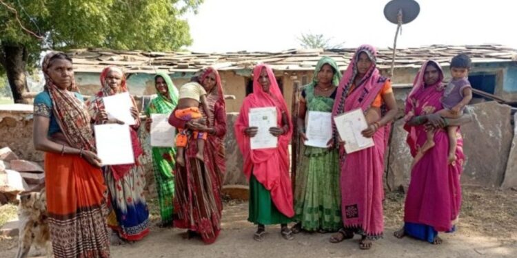 In Mandla block women hold up their forest rights documents (Photo sourced by Sanavver Shafi 101Reporters)