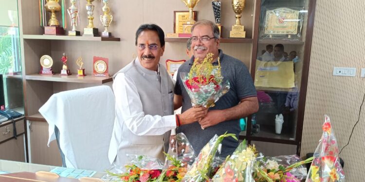 A teacher Vimal Mishra welcomes new VC Ajit Kumar Sinha in Hazaribag on Friday. Picture by Vishvendu Jaipuriar