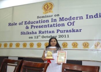 Dr Waghmare receiving the ‘Shiksha Rattan Puraskar’ award for her work in higher education.