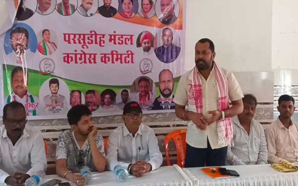 District President Anand Bihari Dubey addressing the workers