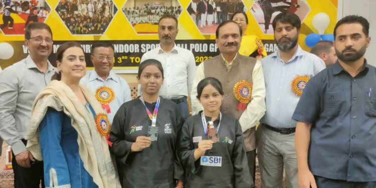 Jharkhand girls with the chief guest at medals distribution ceremony in Srinagar