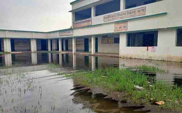 School surrounded by water in Ichagarh village