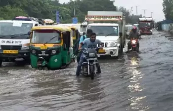 Heavy Rainfall Causes Severe Waterlogging and Traffic Chaos in Delhi