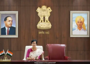 Atishi Takes Charge as Delhi’s Chief Minister, Pays Tribute to Arvind Kejriwal with Symbolic Gesture