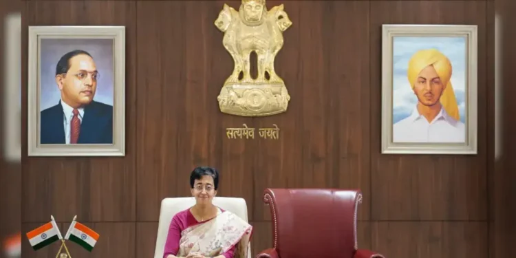 Atishi Takes Charge as Delhi’s Chief Minister, Pays Tribute to Arvind Kejriwal with Symbolic Gesture