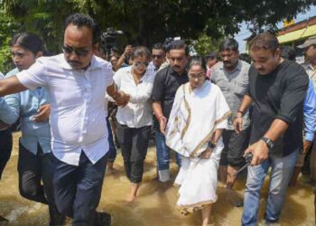 Mamata Banerjee Warns of ‘Disengagement’ with DVC Over Floods, BJP Responds