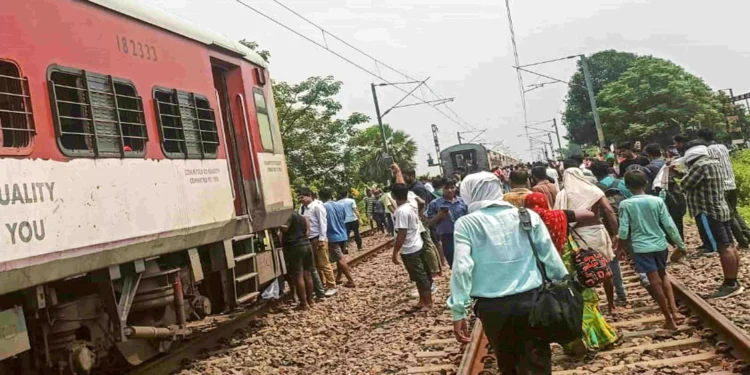 Magadh Express Splits Into Two After Coupling Breaks in Bihar’s Buxar