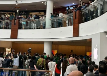 Massive Crowds Flock to Apple Stores in Delhi and Mumbai as iPhone 16 Goes on Sale