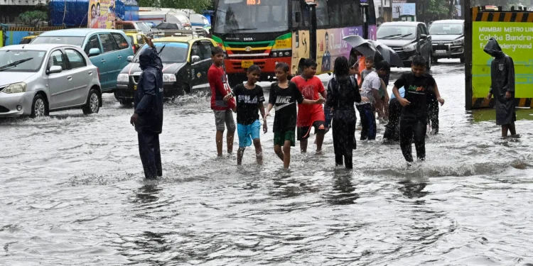 Mumbai Rain Updates: 4 Dead, Local Trains and Buses Resume Services Amid Heavy Downpour