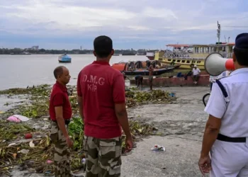 Cyclone Dana Brings Heavy Rain to Odisha, Bengal as Landfall Nears, Flights Cancelled