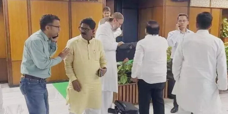 Brawl Erupts Between NDA, Opposition MPs During Waqf Bill Committee Meeting