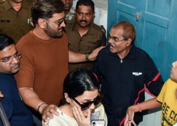 Craze Peaks as MS Dhoni and Wife Sakshi Cast Vote in Ranchi Amid Crowds