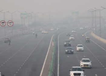 Smog Alert: Delhi’s Air Quality Index Reaches Hazardous Levels, Anand Vihar Records AQI of 433