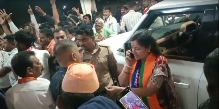 Mob Attacks BJP’s Navneet Rana’s Rally in Amravati, Sets Deadline for Arrests