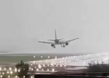 Plane Struggles to Land in Chennai Amid Cyclone Fengal, Viral Video Highlights Turbulent Attempt