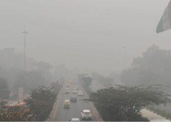 Delhi Shivers at 7°C Amid Dense Fog and Severe AQI Levels