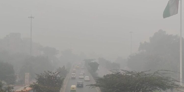 Delhi Shivers at 7°C Amid Dense Fog and Severe AQI Levels