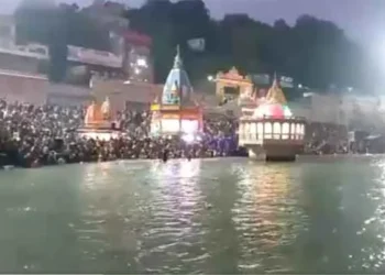 Haridwar-Prayagraj: Devotees Take Holy Dip in Ganga on Somvati Amavasya