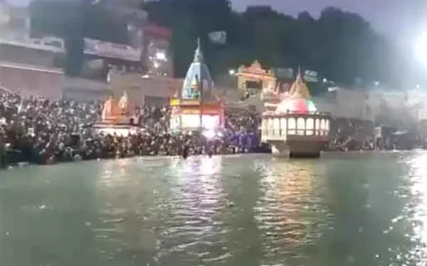 Haridwar-Prayagraj: Devotees Take Holy Dip in Ganga on Somvati Amavasya
