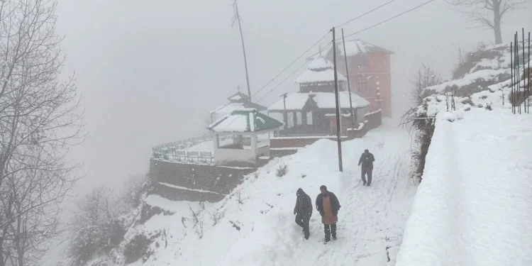 Himachal Pradesh, J&K, Witness Heavy Snowfall; Smog Disrupts Life in Delhi-NCR