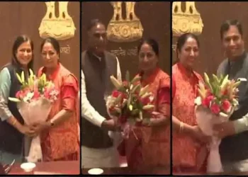 11 BJP Leaders Present the Same Bouquet to CM Rekha Gupta for Photos, Video Goes Viral