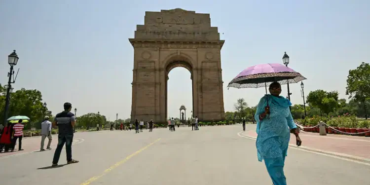 Delhi Records Season’s Highest at 40.2°C, Heatwave Likely to Intensify