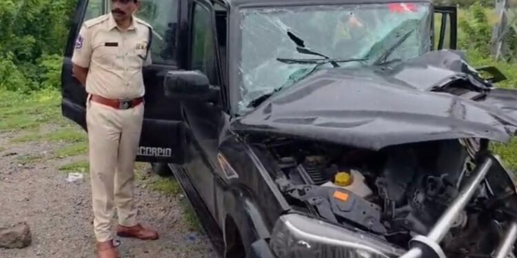 Two Andhra Pradesh Intelligence Officers Killed in Hyderabad Highway Crash