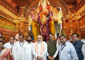Amit Shah Offers Prayers at Lalbaugcha Raja with Fadnavis and Shinde