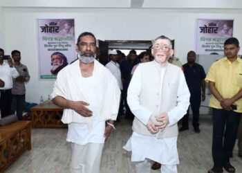 Governor Pays Tribute to Dishom Guru Shibu Soren at Nemra Residence