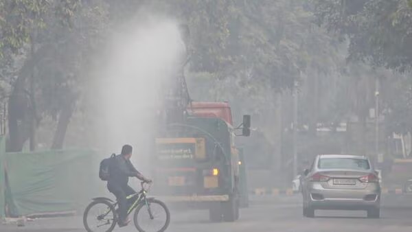 Smog Continues As Delhi AQI Improves Slightly From “Very Poor” To “Poor” Category
