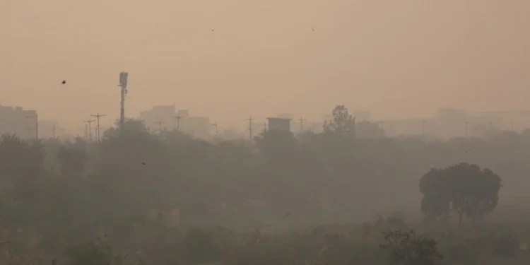 Thick Haze Engulfs Delhi as Air Quality Remains ‘Very Poor’; Many Areas in Red Zone