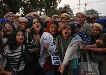 Protesters Detained At India Gate Over Delhi Air Pollution, Rahul Gandhi Slams “Vote-Thief” Govt