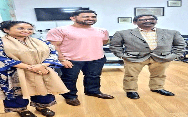 CM Hemant Meets Mahi at Airport, A Delightful Surprise for Jharkhand